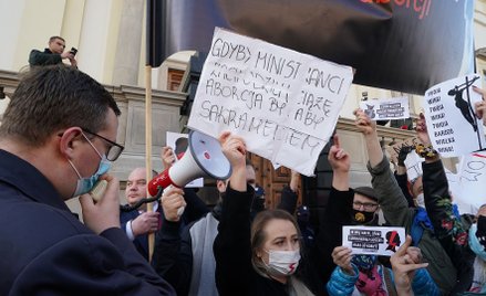 W całej Polsce protesty, m.in. przed kościołami