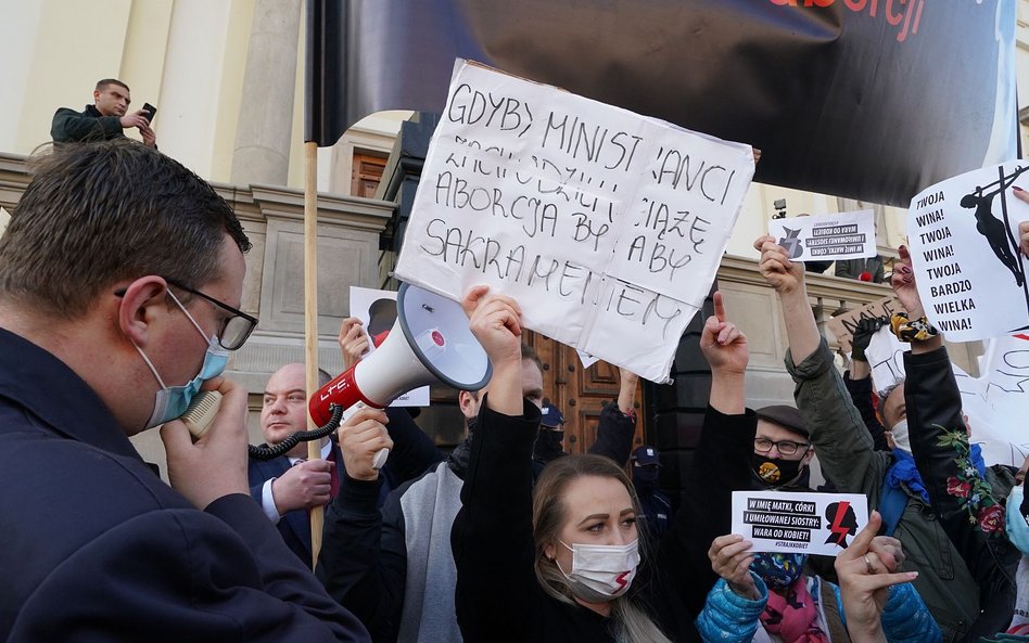 W całej Polsce protesty, m.in. przed kościołami