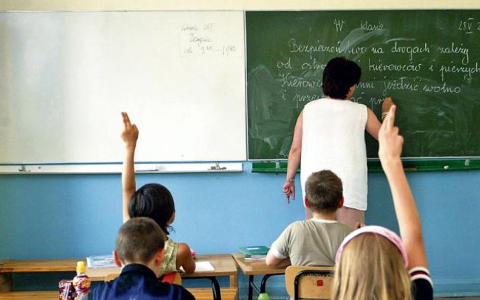 Praca nauczyciela przy tablicy miałaby trwać o dwie godziny dłużej