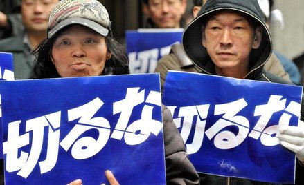 "Don't Cut". Japończycy na ulicach Tokio przed siedzibą Keidanren, japońskiej Federacji Biznesu w pr