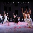 Scena ze spektaklu „Romeos & Julias unplagued. Traumstadt”