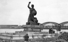 W pierwszych dniach kwietnia 1939 rzeźbę Syreny ustawiono na cokole; kobieca postać o mocnej budowie