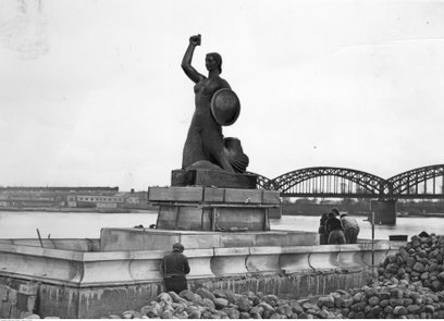 W pierwszych dniach kwietnia 1939 rzeźbę Syreny ustawiono na cokole; kobieca postać o mocnej budowie
