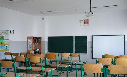 Za uchwaleniem nowelizacji ustawy – Prawo oświatowe wraz z poprawkami głosowało 420 posłów, 6 było p