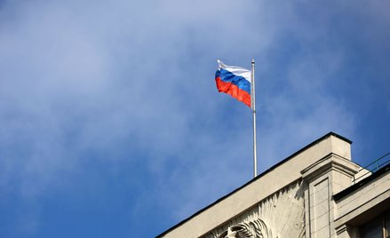 Rosja. Prawie miliard rubli na flagi dla szkół. W części placówek nie ma toalet