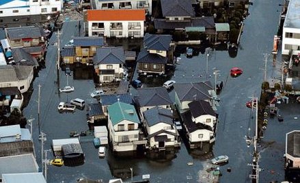 Konieczność znalezienia pieniędzy na likwidację skutków trzęsienia ziemi i tsunami to poważne wyzwan