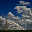 Ozdobą obiektu jest „żagiel” – konstrukcja projektu hiszpańskiego architekta Santiago Calatravy.