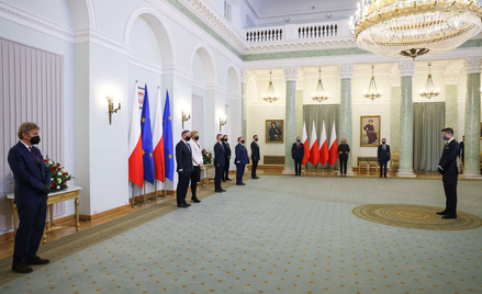 Prezydent Andrzej Duda wręczył Krzyż Komandorski Orderu Odrodzenia Polski Robertowi Lewandowskiemu, 