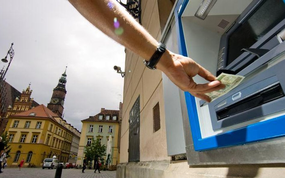 Więcej darmowych bankomatów
