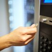 Rusza sprzedaż maseczek z automatów w Warszawie i Krakowie