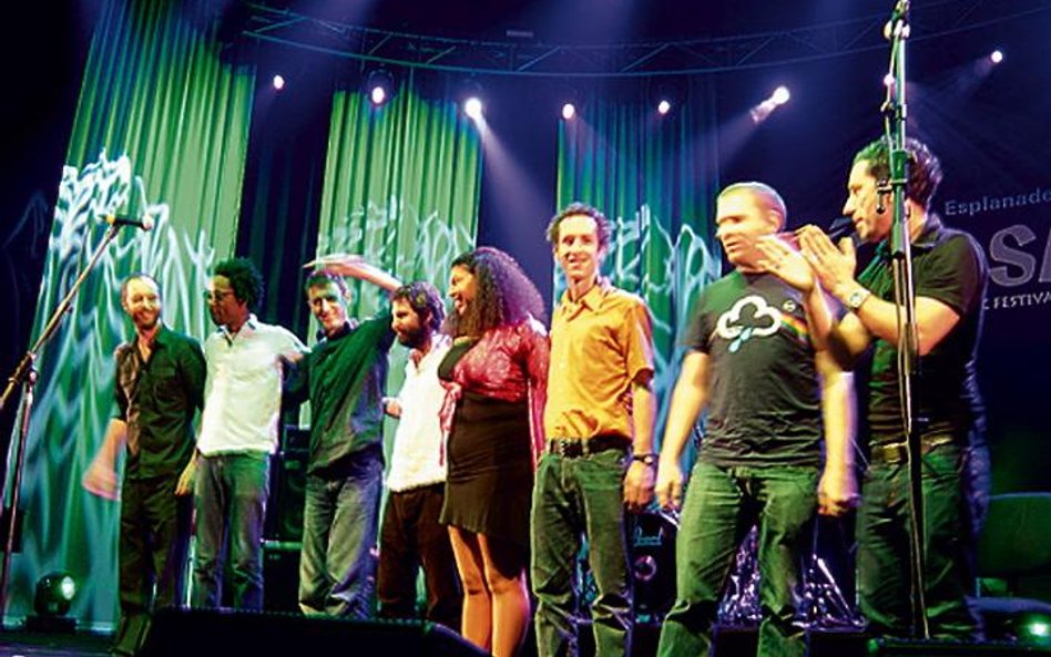 The Cinematic Orchestra utworzyli muzycy, którzy zarówno w studiu, jak i na scenie siadali do instru