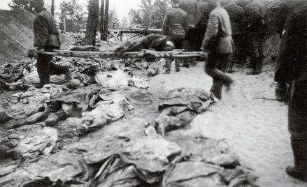 Katyń, maj 1943. Ekshumacje polskich oficerów prowadzone przez Komisję PCK pod kontrolą niemieckich 