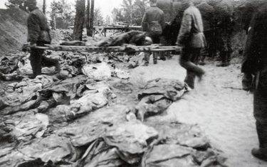 Katyń, maj 1943. Ekshumacje polskich oficerów prowadzone przez Komisję PCK pod kontrolą niemieckich 