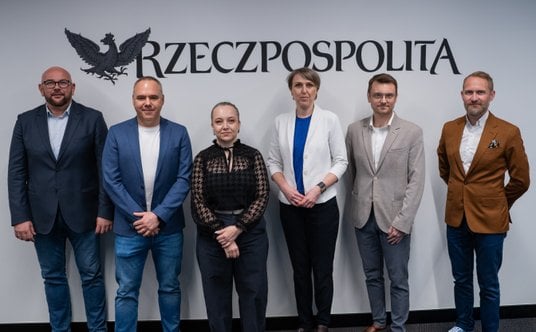 Na zdjęciu od lewej: Mariusz Koczwara – Sales Director ADP Polska, Piotr Hołownia – Dyrektor Technol