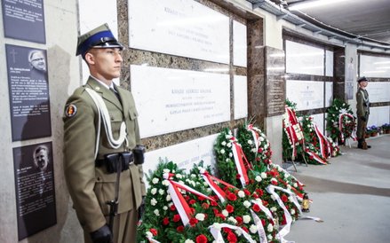 Warta i kwiaty przy grobach ofiar katastrofy smoleńskiej w Świątyni Opatrzności Bożej w Warszawie