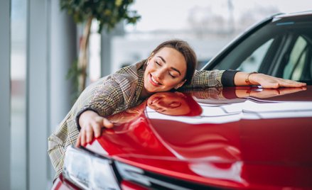 Recesja nie powstrzymuje Polaków od poważnych zakupów. Nowy samochód musi być