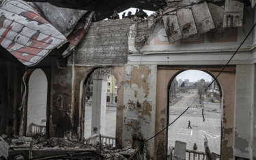 Wnętrze zniszczonego przez Rosjan teatru w Mariupolu
