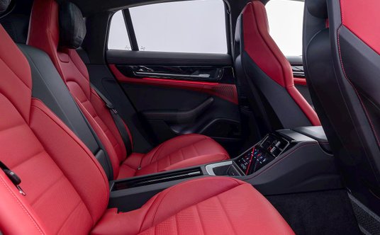 Porsche Panamera z tyłu na zagłówkach otrzyma dodatkowe poduszki pod głowę.