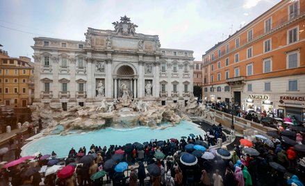 Tłum turystów napiera codziennie na cenny zabytek. Wchodzenie do wody jest surowo zakazane