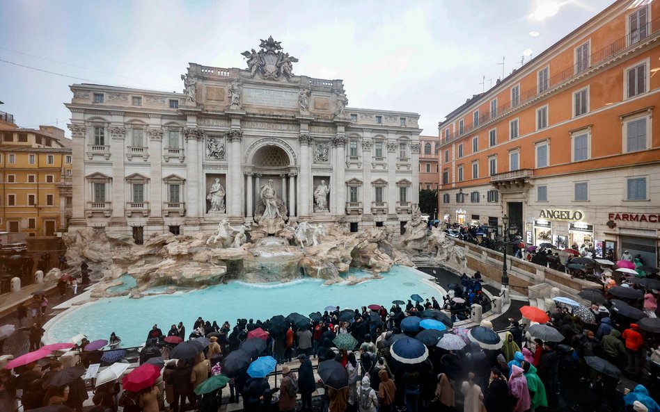 Tłum turystów napiera codziennie na cenny zabytek. Wchodzenie do wody jest surowo zakazane