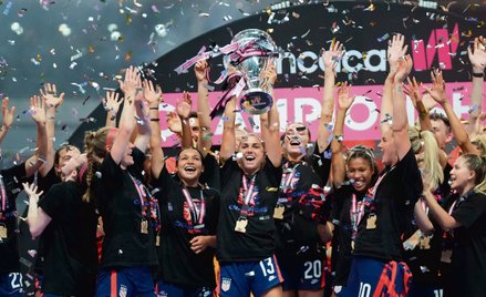 Mistrzynie. Reprezentantki USA świętują wygraną 1:0 z Kanadą w finale mistrzostw strefy Concacaf, 19