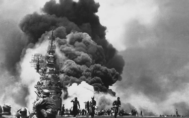 Atak kamikadze na amerykański lotniskowiec USS „Bunker Hill” podczas bitwy o Okinawę (1945 r.).