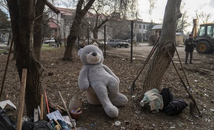 W pobliżu zniszczonego budynku mieszkalnego po rosyjskim ataku z użyciem samolotów FAB-250 i dronów 