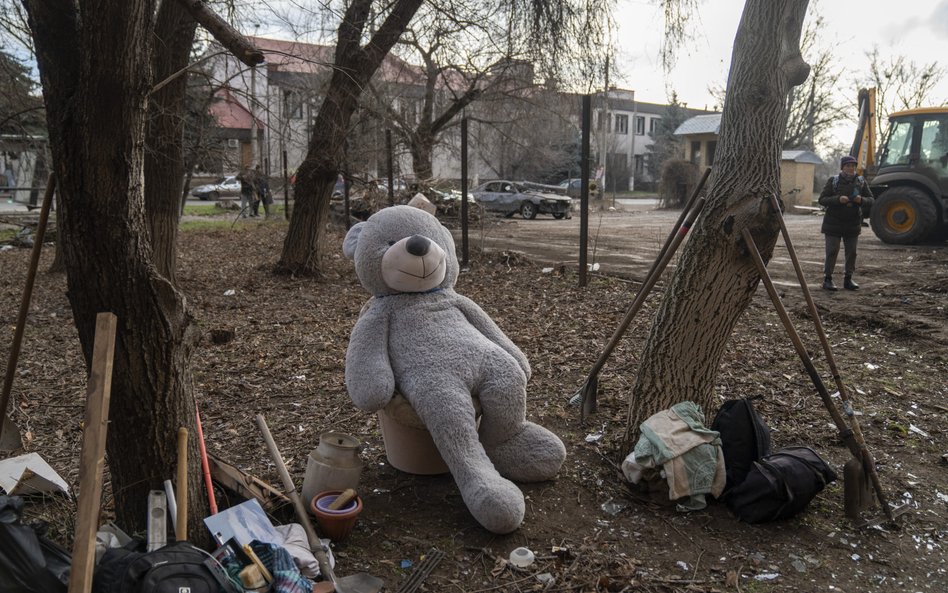 W pobliżu zniszczonego budynku mieszkalnego po rosyjskim ataku z użyciem samolotów FAB-250 i dronów 