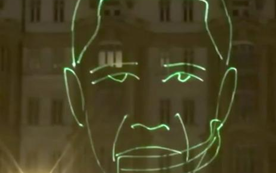 Obama z bananem – pokaz laserowy na fasadzie budynku amerykańskiej ambasady w dniu urodzin prezydent