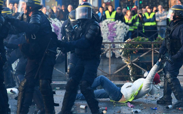 Francja podsumowuje protest "żółtych kamizelek": 400 rannych, "napaści, bójki, walki, alkohol"