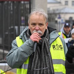 Działacz opozycji demokratycznej w PRL Adam Borowski wśród zwolenników prezydenta Karola Nawrockiego