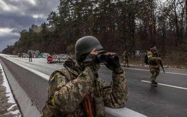 Ukraińscy żołnierze na drodze w pobliżu Kijowa