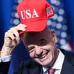 Prezydent FIFA Gianni Infantino z czapką USA podczas inauguracyjnego posiedzenia Rady Pokoju Donalda