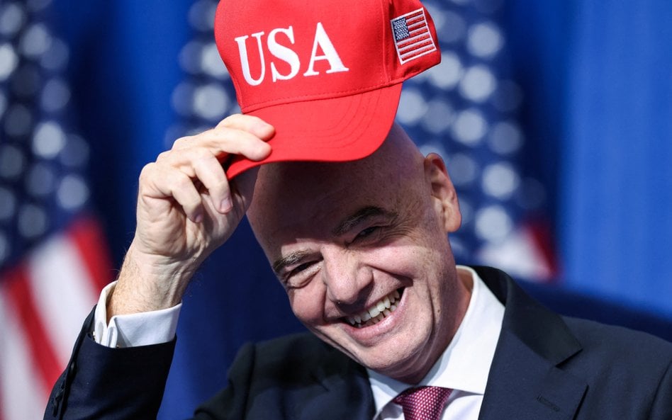Prezydent FIFA Gianni Infantino z czapką USA podczas inauguracyjnego posiedzenia Rady Pokoju Donalda