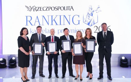 Od lewej: Iwona Liszka-Majkowska, wiceprezes GBC, wydawcy "Rzeczpospolitej", oraz zwycięzcy kategori
