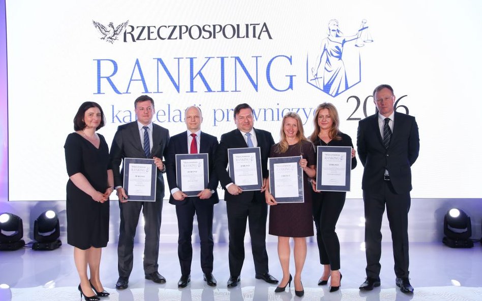 Od lewej: Iwona Liszka-Majkowska, wiceprezes GBC, wydawcy "Rzeczpospolitej", oraz zwycięzcy kategori