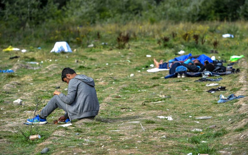 Migranci z Calais śpią bardzo krótko