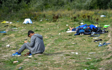 Migranci z Calais śpią bardzo krótko