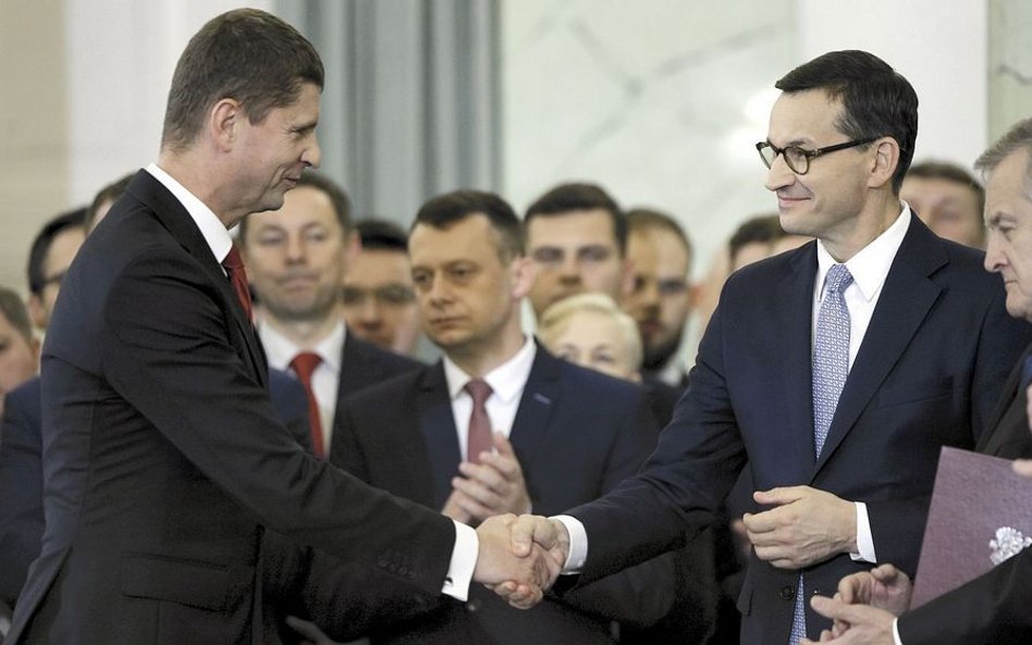 Szef MEN Dariusz Piontkowski i premier Mateusz Morawiecki