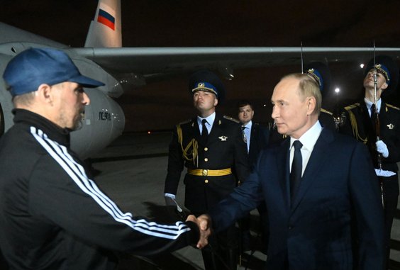 Na lotnisku w Moskwie Władimir Putin powitał m.in. Wadima Krasikowa