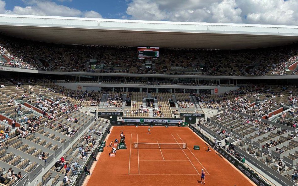 Opustoszałe trybuny na początku meczu Iga Świątek - Marketa Vondrousova w ćwierćfinale Roland Garros