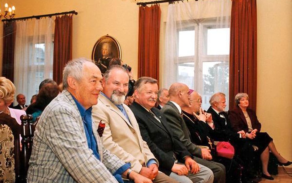 Laureaci pierwszej edycji nagrody, w pierwszym rzędzie od lewej: Franciszek Starowieyski i Ryszard J