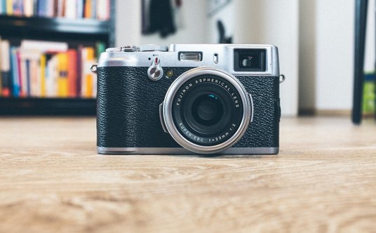 Aparat z rodziny Fujifilm X100.