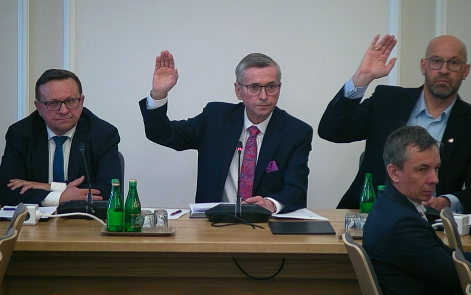 Za powołaniem komisji w okrojonym składzie głosowali posłowie koalicji rządowej, w tym przewodnicząc