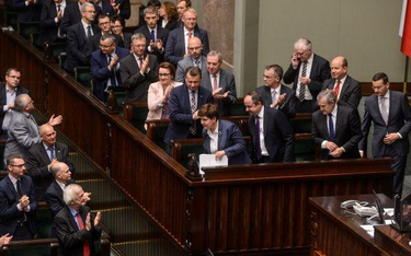 PiS wycofuje się z podwyżek dla prezydenta i członków rządu