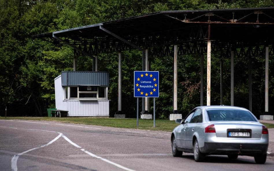 W Polsce Via Carpatia przebiegać ma od granicy z Litwą w Budzisku. Na zdjęciu tablica informująca o 