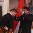 Prezydent Węgier, Janusz Ader, wręcza odznaczenie państwowe Andrzejowi Dudzie