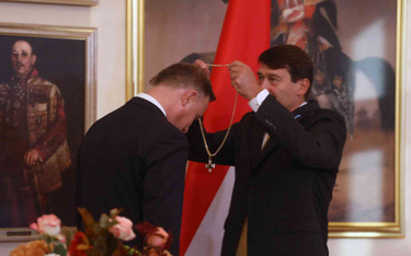 Prezydent Węgier, Janusz Ader, wręcza odznaczenie państwowe Andrzejowi Dudzie