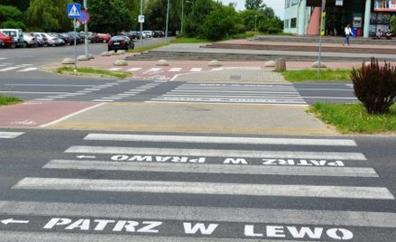 Takie ostrzeżenia pojawiły się na radomskich przejściach dla pieszych