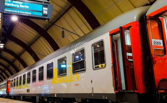 „Zimowy” pociąg Snälltåget na stacji w Berlinie.